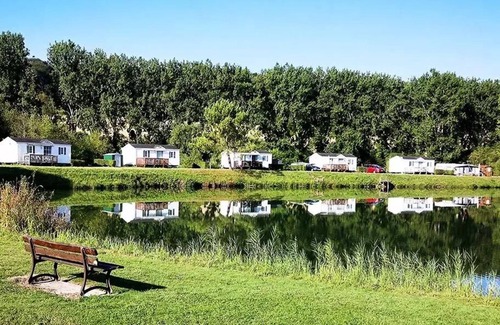 Martigny House | Mobil-Home Comfort Edge of Etang TV - 2 Schlafzimmer + Terrasse 4 Personen