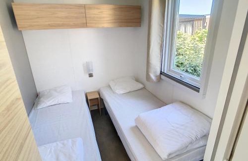 Jullouville-les-Pins House | Mobil-home Grand Confort 2 Chambres, Proche Plage, 4 Pers., Piscine Chauffée, Parking, Wi-Fi Gratuit - FR-1-361A-86