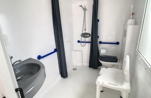 Jullouville-les-Pins House | Mobil-home PMR tout confort, 200m plage, piscine, 4 pers, 2 chambres, parking, wifi, ménage inclus - FR-1-361A-42