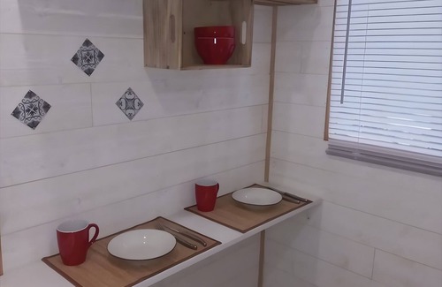 Cast House | Mobile Home 'Katy - 15mins Plages Et Douarnenez' with Shared Garden