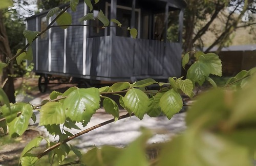 Cast House | Mobile Home 'Katy - 15mins Plages Et Douarnenez' with Shared Garden