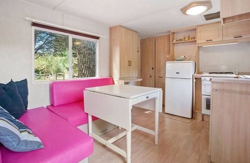 Le Val House | Mobile Home 'Kenya' with Shared Pool, Wi-Fi and Air Conditioning