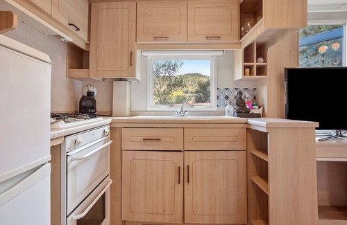 Le Val House | Mobile Home 'Kenya' with Shared Pool, Wi-Fi and Air Conditioning