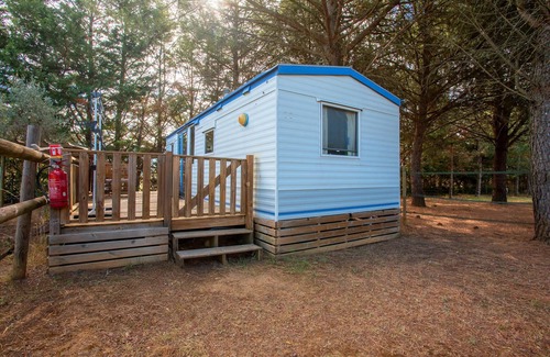 Le Val House | Mobile Home 'Kenya' with Shared Pool, Wi-Fi and Air Conditioning