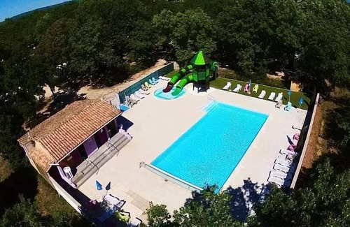 Grignan House | Mobilheim PREMIUM 20m2 1 Schlafzimmer + TV+ Klimaanlage + Geschirrspüler + überdachte Terrasse 10m2 2 Personen
