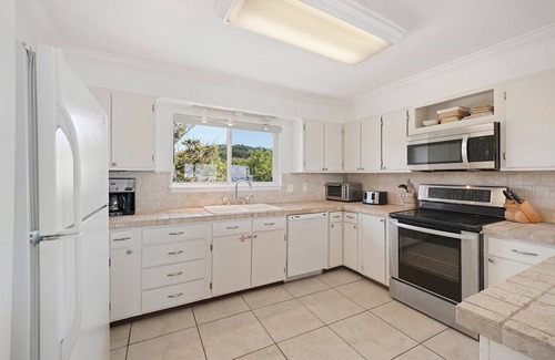 Four Mile Village House | Mockingbird Lane - Secluded Cottage with Ocean Views