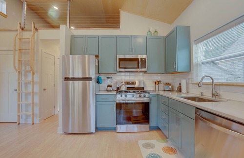 Larkspur House | MOD POD Sleek & Modern, A/C, Cozy Retreat, Walk to Downtown