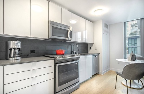Rincon Hill Apartment | Mod Rincon Hill Studio w/Gym, BBQ, W/D, nr. SV. by Blueground