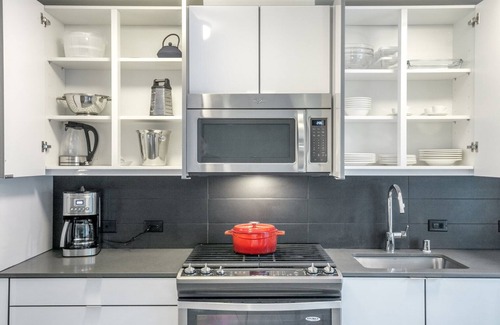 Rincon Hill Apartment | Mod Rincon Hill Studio w/Gym, BBQ, W/D, nr. SV. by Blueground