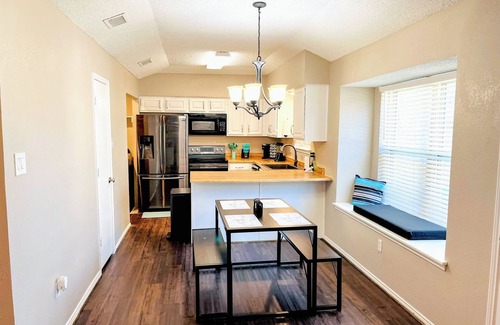 Saginaw House | Mod Vibes Near FW Stockyards | Saginaw Getaway