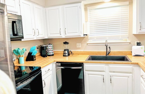 Saginaw House | Mod Vibes Near FW Stockyards | Saginaw Getaway
