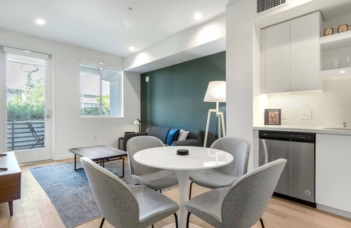 Los Angeles Apartment | Mod Westchester 1BR w/Pool, Gym, Rooftop, near LAX, by Blueground