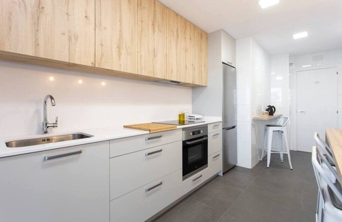 L'Hospitalet de Llobregat Apartment | Modern apartment with all amenities. Close to the Fira de Barcelona, 15 min by metro/bus from Plaza Cataluña and 15 min by car from the airport. Residential and quiet building located in a family area with a large park in front of the building.