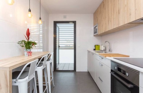 L'Hospitalet de Llobregat Apartment | Modern apartment with all amenities. Close to the Fira de Barcelona, 15 min by metro/bus from Plaza Cataluña and 15 min by car from the airport. Residential and quiet building located in a family area with a large park in front of the building.