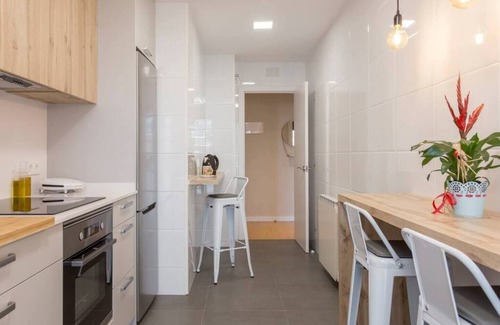 L'Hospitalet de Llobregat Apartment | Modern apartment with all amenities. Close to the Fira de Barcelona, 15 min by metro/bus from Plaza Cataluña and 15 min by car from the airport. Residential and quiet building located in a family area with a large park in front of the building.