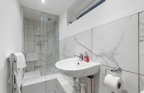 Portsoken Apartment | Modern 1 Bed Apartment in Central London – Perfect for Couples & Solo Travelers!