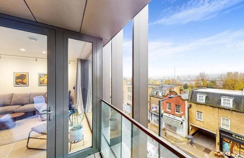 Kensal Green Apartment | Modern 1 bed flat with balcony in Kensal Green