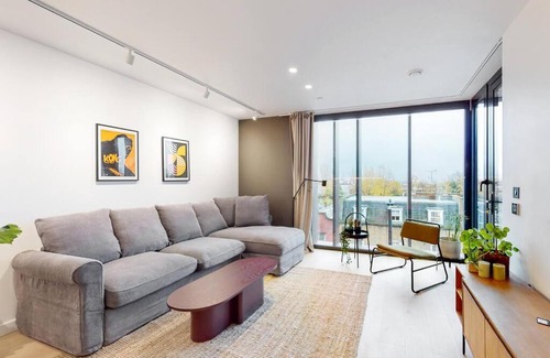 Kensal Green Apartment | Modern 1 bed flat with balcony in Kensal Green