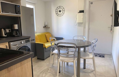 Balaruc-les-Bains Apartment | Modern 1-Bed Apt near Thau Lagoon, A/C & Internet, Close to Town Center