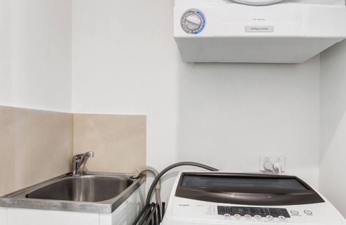 Spring Hill Apartment | Modern 1-Bed Near CBD: Park View