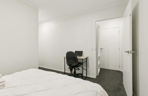 Upper Hutt Apartment | Modern 1 Bed Smart Flat in Upper Hutt with Full Kitchen, Parking - 5 minutes to Brewtown