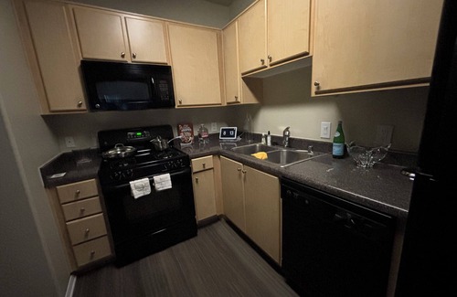 Los Angeles Apartment | Modern 1-Bedroom Apartment in LA with Washer & Dryer, Pool, Gym, & Game Room