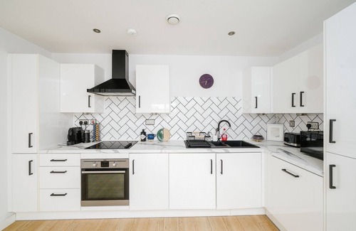 Havering Apartment | Modern 1-bedroom apartment in Romford Town with WiFi, Balcony & More