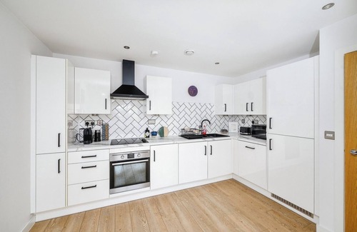 Havering Apartment | Modern 1-bedroom apartment in Romford Town with WiFi, Balcony & More