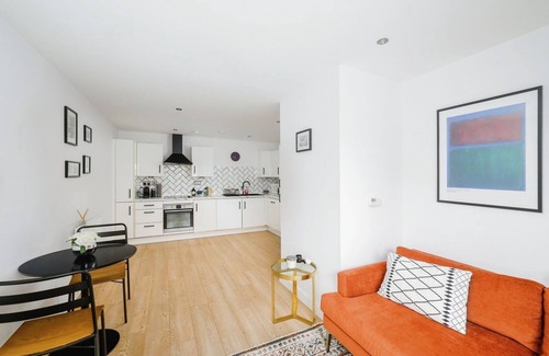 Havering Apartment | Modern 1-bedroom apartment in Romford Town with WiFi, Balcony & More