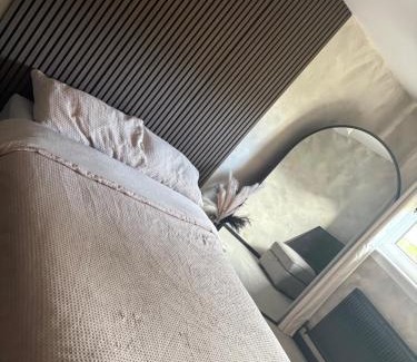 East Kilbride Apartment | Modern 1 bedroom flat full flat