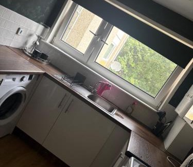 East Kilbride Apartment | Modern 1 bedroom flat full flat