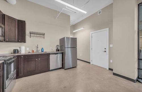 Waldron House | Modern 1-Bedroom Near Airport Free Parking & WiFi with own Washer and Dryer