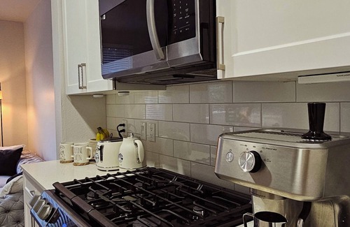 Woodland Hills Condo | Modern 1-Bedroom Retreat – Fully Furnished, Prime Location!