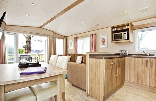 White Cross House | Modern 12ft-wide holiday home with one double with en suite W.