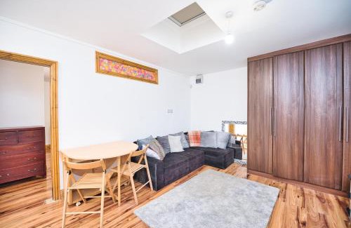Bromley North Apartment | Modern 1Bed, 2 Min to Tube & DLR in London E3