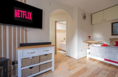 Deptford Apartment | Modern 1Bedroom Apartment Deptford London WIFI Perfect for Solo & Coupled Guests Long Stays Welcome! Sleeps 4