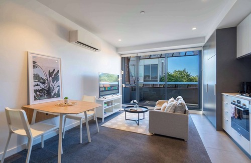 Hawthorn Apartment | Modern 1BR Apartment with Smart TV and Views