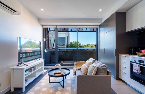 Hawthorn Apartment | Modern 1BR Apartment with Smart TV and Views