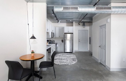 Westown Apartment | Modern 1BR Close to Fiserv with Parking