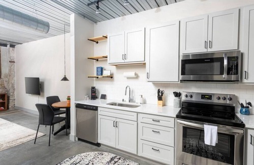 Westown Apartment | Modern 1BR Close to Fiserv with Parking