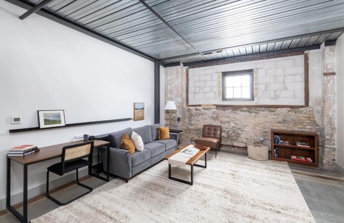 Westown Apartment | Modern 1BR Close to Fiserv with Parking