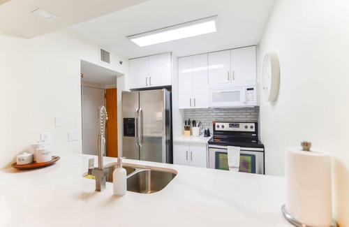 Brickell Apartment | Modern 1BR + Den | Full-Amenity Brickell Condo