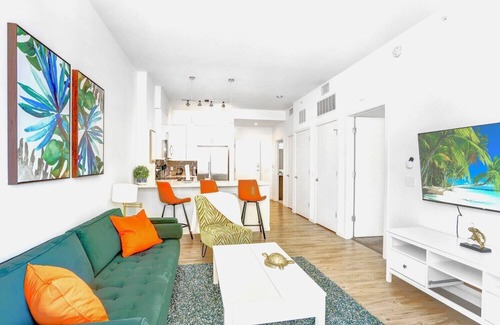 Downtown Tampa Apartment | Modern 1BR Downtown Oasis w Balcony & Rooftop Pool