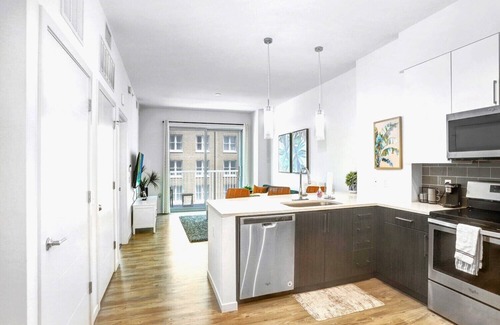 Downtown Tampa Apartment | Modern 1BR Downtown Oasis w Balcony & Rooftop Pool