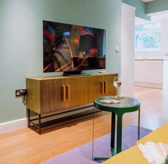 Ferndale Apartment | Modern 1BR in Brixton - Just Renovated!