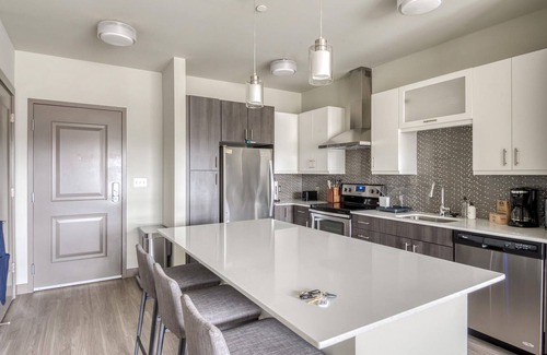 Burlington Apartment | Modern 1BR in Burlington with On-Site Parking