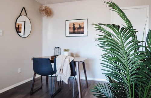 South Lamar Apartment | Modern 1BR SOLA - Pool & Gym 5 min to DT + Dogs ok