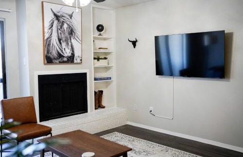 South Lamar Apartment | Modern 1BR SOLA - Pool & Gym 5 min to DT + Dogs ok