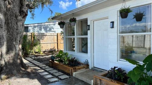 Clearwater Apartment | Modern 1BR Suite Boutique 5 Miles to Beach