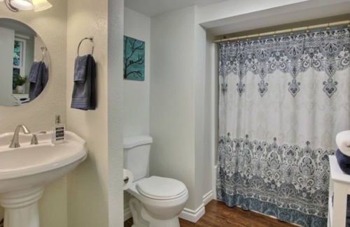 East Queen Anne House | Modern 1BR Unit in Queen Anne